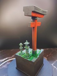 Base Escénica Puerta Torii En Resina 3D – Ideal Para Dioramas Y Figuras
