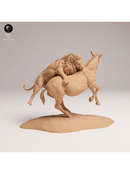 León Cazando Cebra – Escena Salvaje en Miniatura 3D de Resina