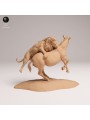 León Cazando Cebra – Escena Salvaje en Miniatura 3D de Resina